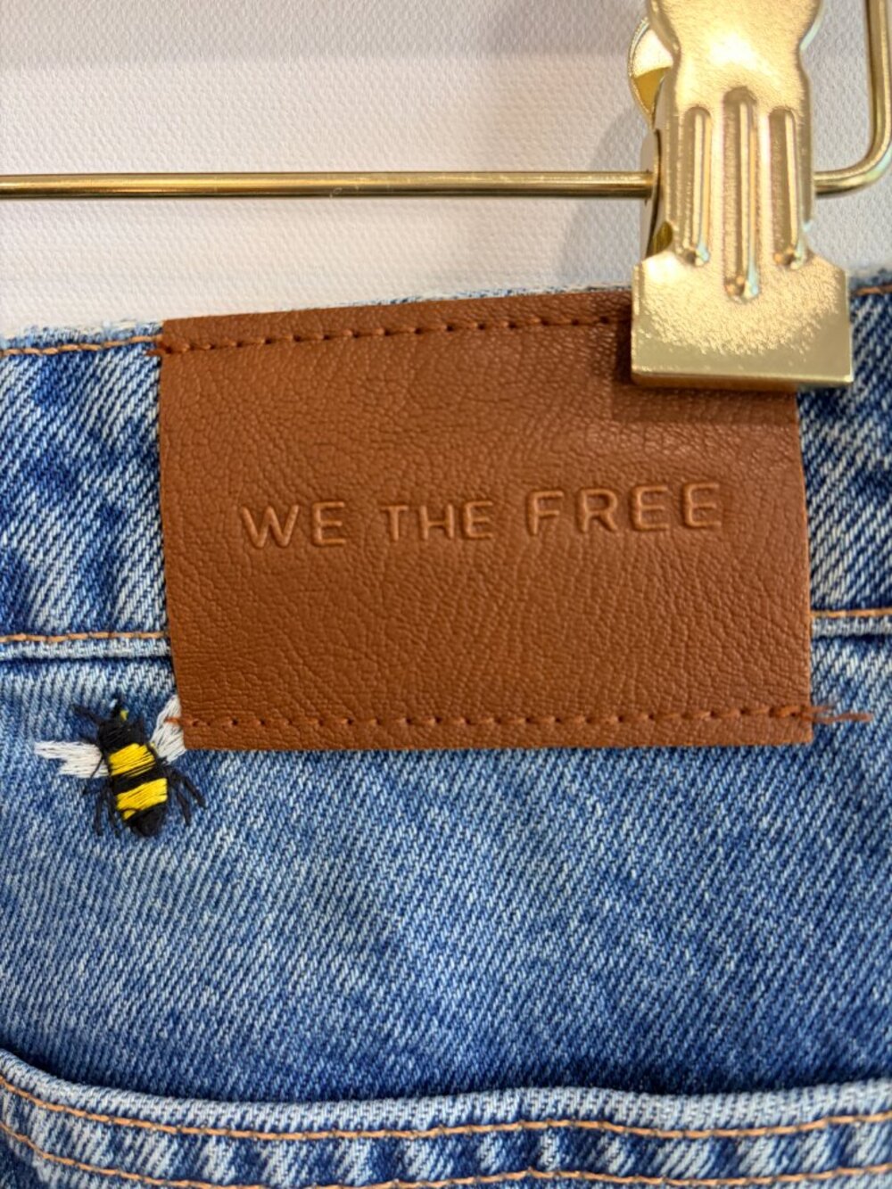 Free People We The Free Deep Trance Bee Embroidered Boyfriend Jeans Size 26 - Picture 5 of 7